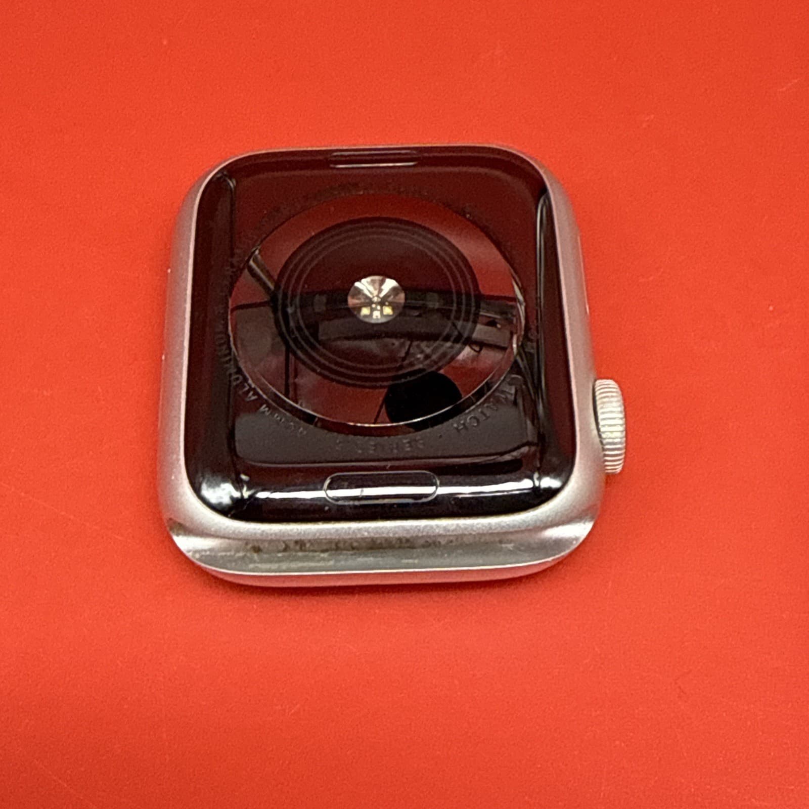 Apple Watch Series 5 40mm Aluminium Case with White Sport Band - S/M GPS + LTE - Image 10