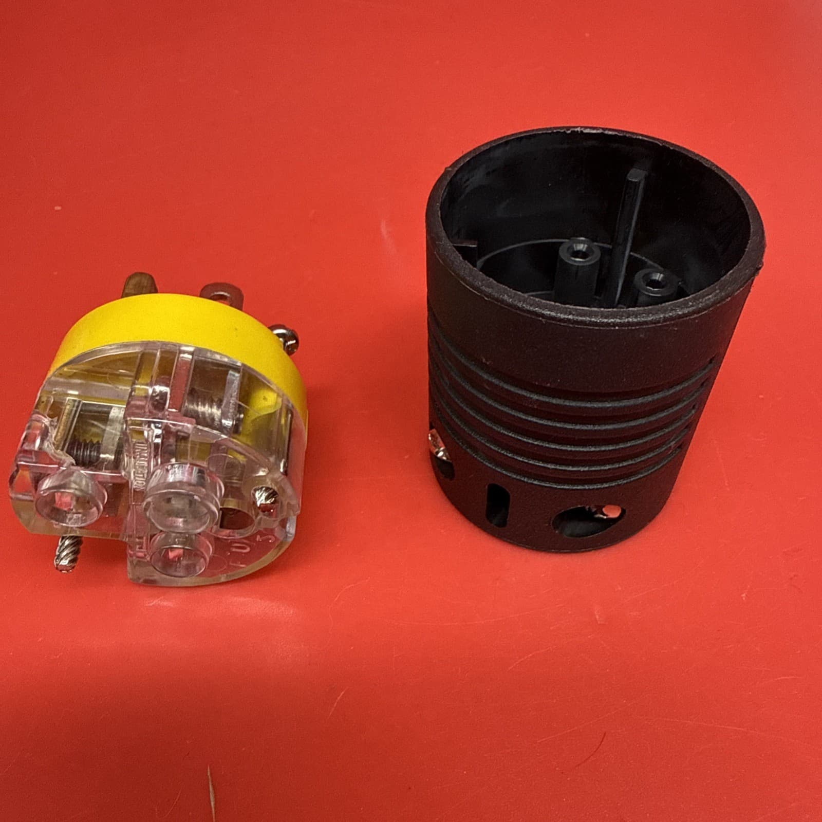 Seymour 15A-125V UL Male Plug - Image 3