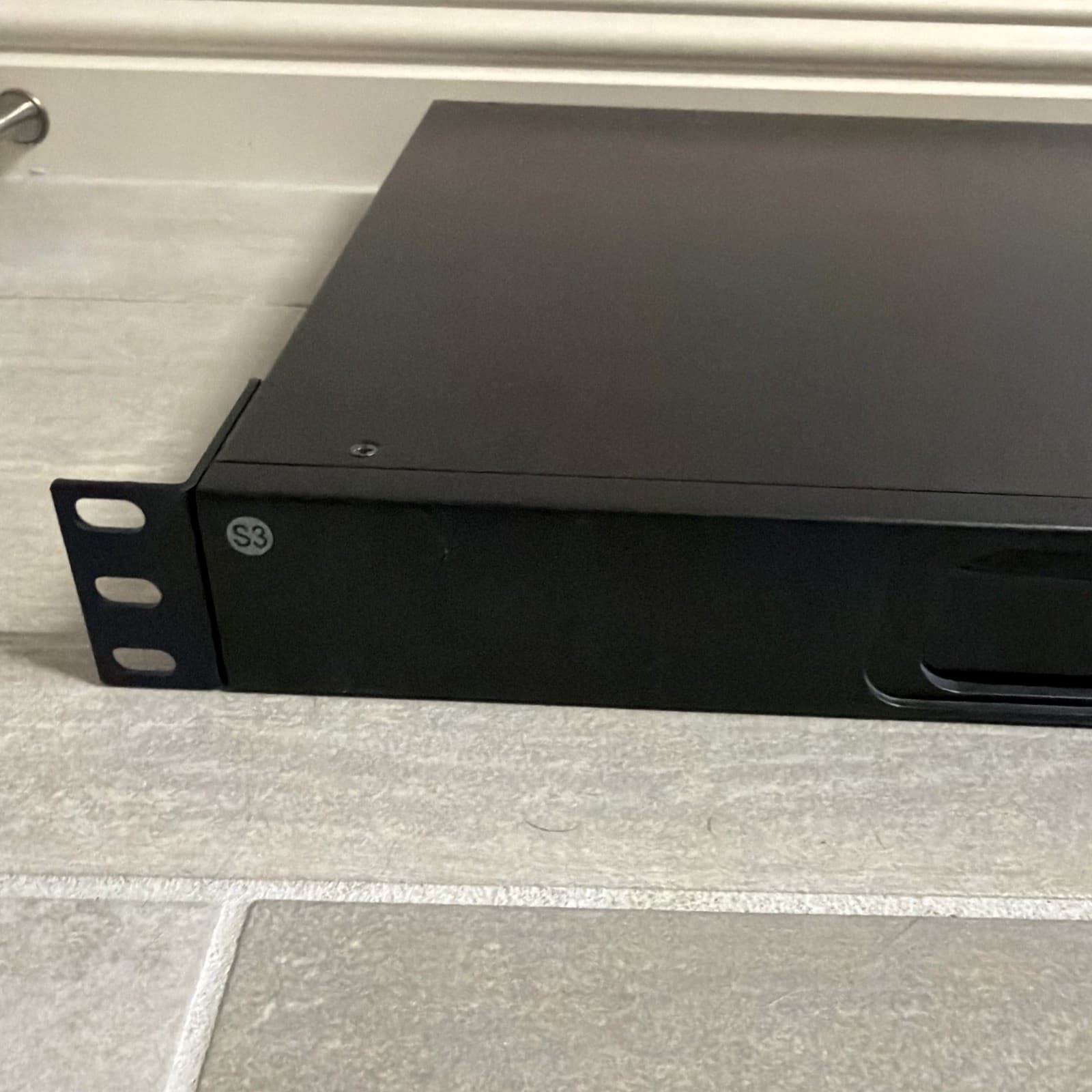 Pakedge 24 Port Layer 3 Lite Managed Switch PoE+ 370W 4x 10G SFP+ S3L-24P - Image 2