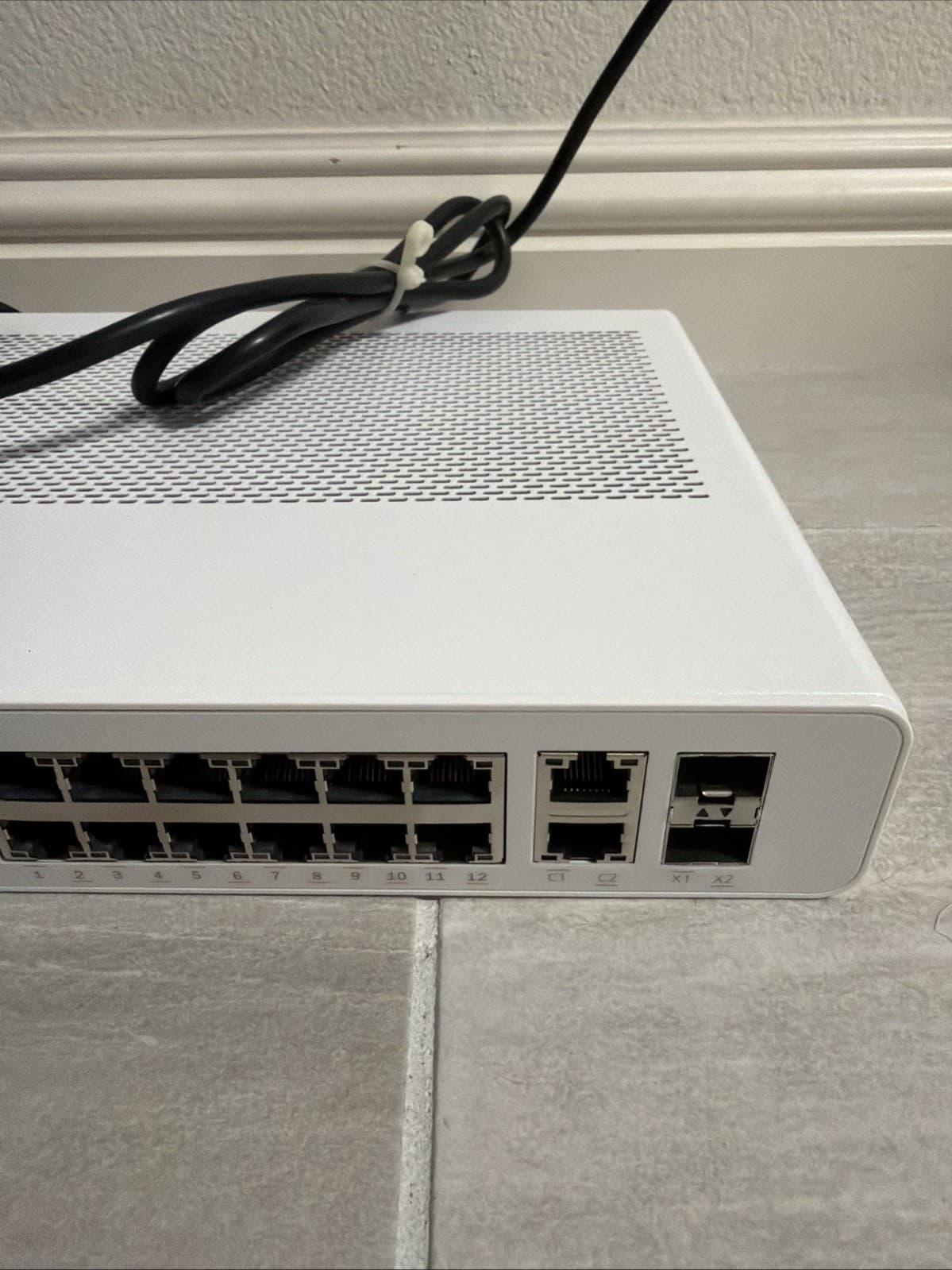 Ruckus ICX 7150-C12P 12-Ports Rack Compact PoE Switch Ethernet Switch 1 Gbps - Image 4