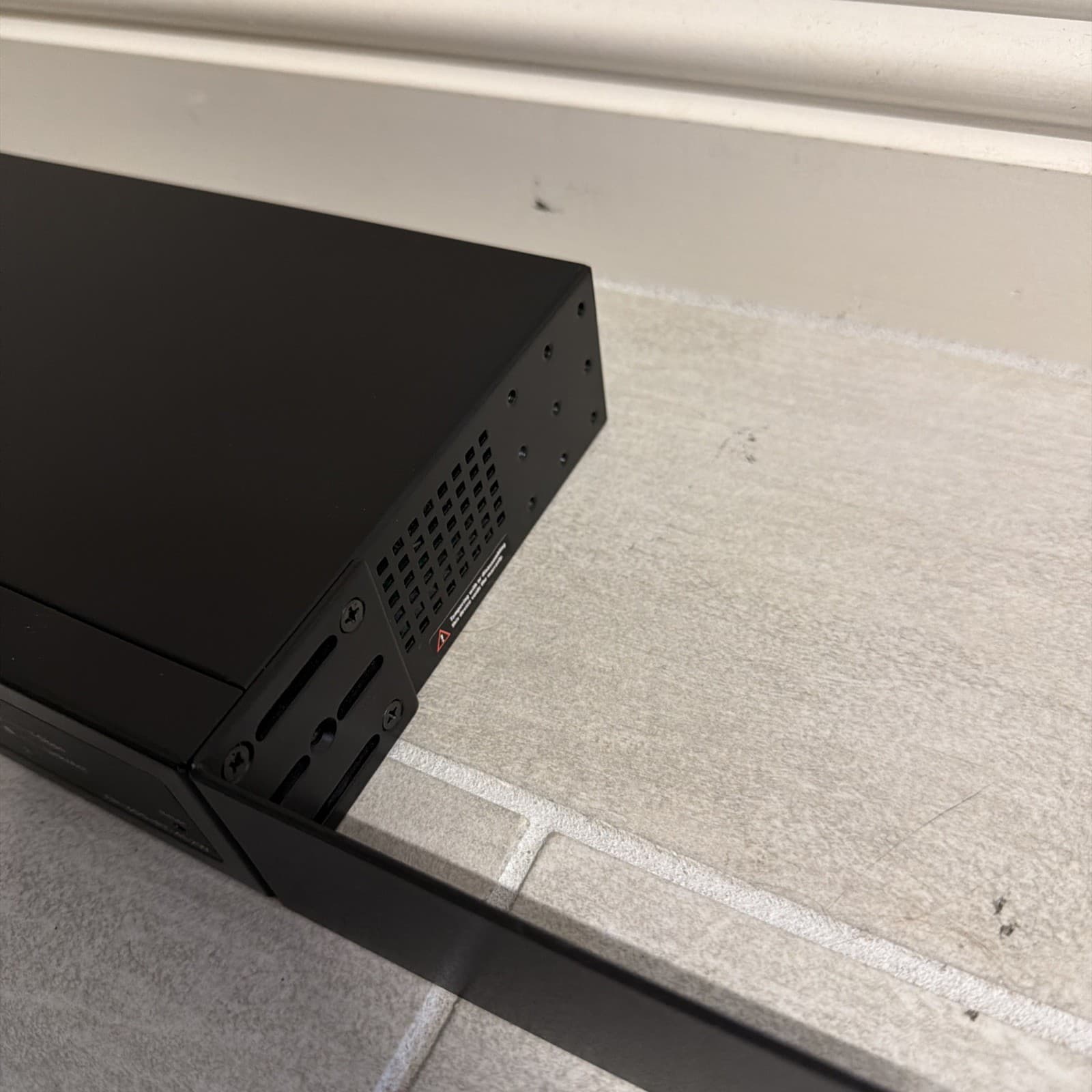 Araknis AN-310-RT-4L2W Dual WAN Gigabit VPN Router - Tested - Rack Mount Ears - Image 6