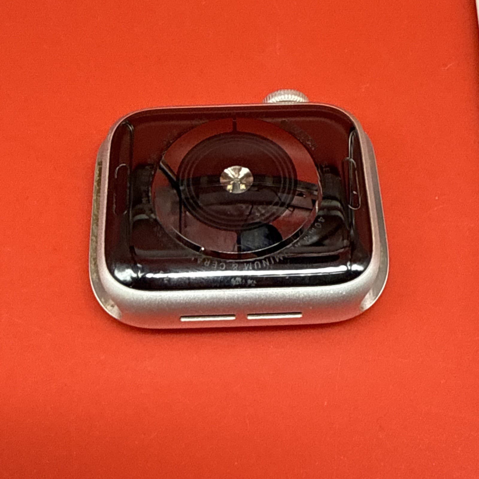 Apple Watch Series 5 40mm Aluminium Case with White Sport Band - S/M GPS + LTE - Image 11